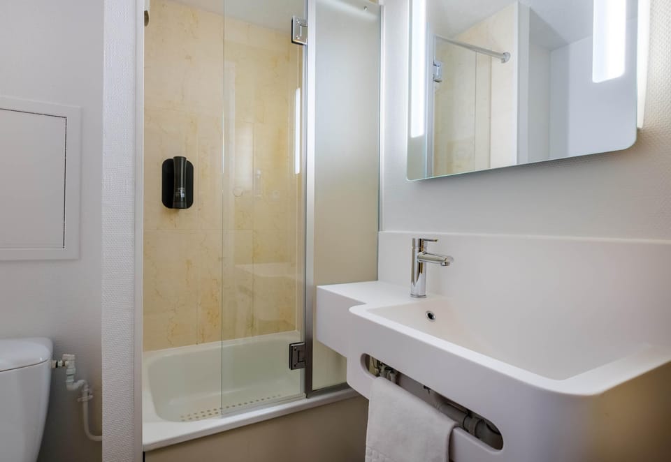 Shower, towels