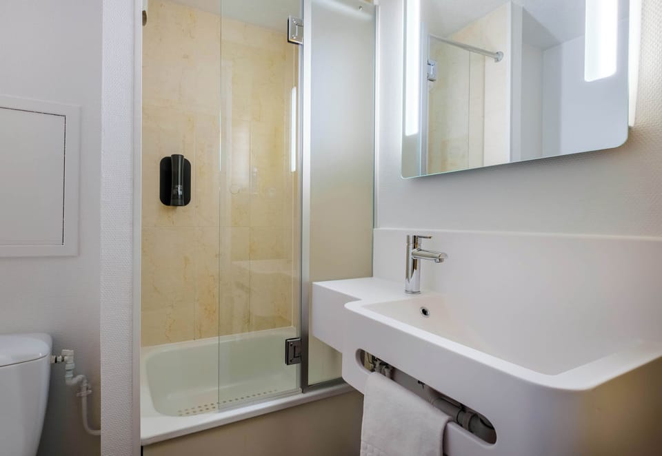 Shower, towels