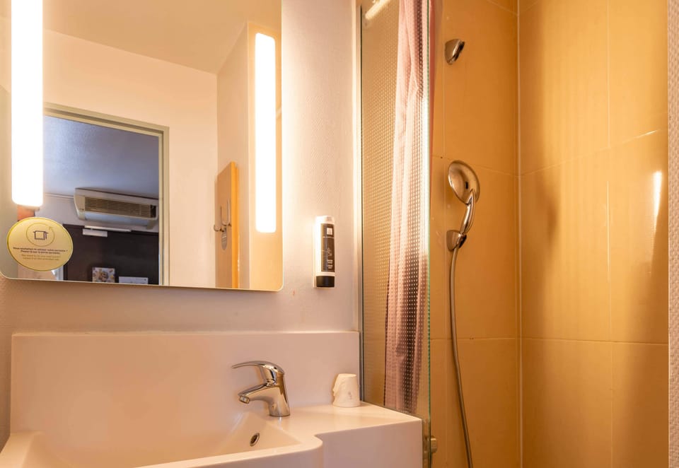 Shower, towels