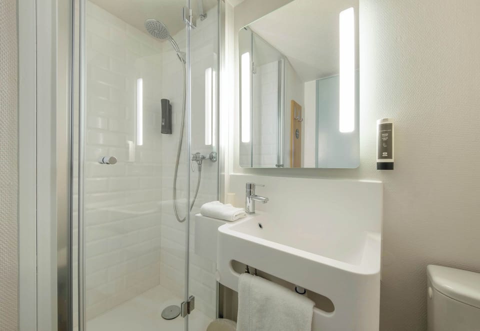 Shower, towels