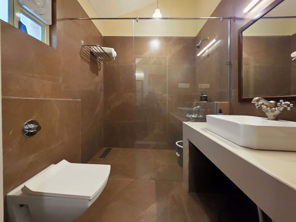 Shower, rainfall showerhead, free toiletries, hair dryer (on request)