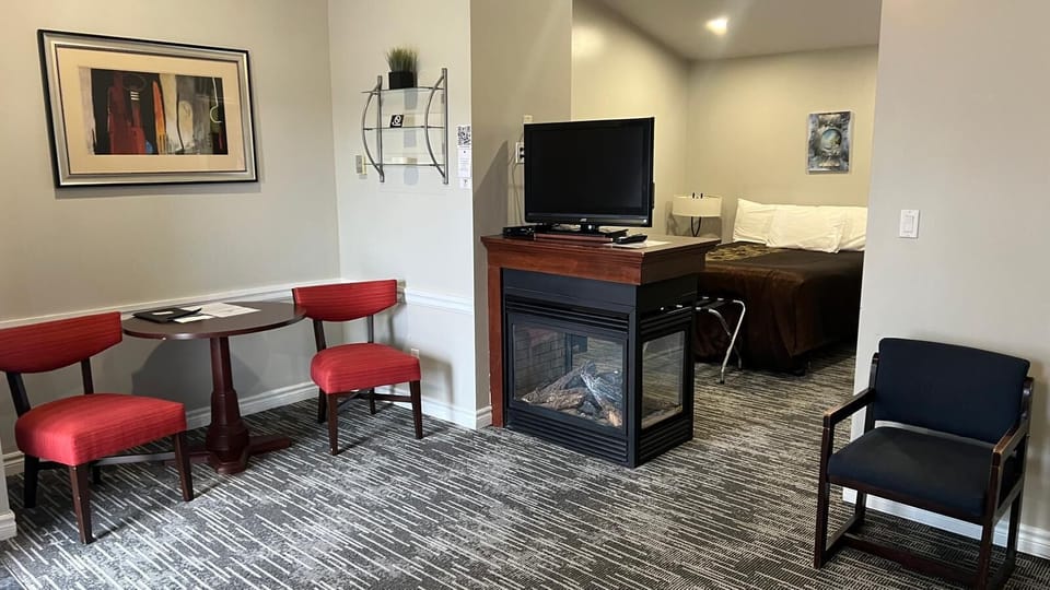 Luxury Suite, Lake View | Living area | TV
