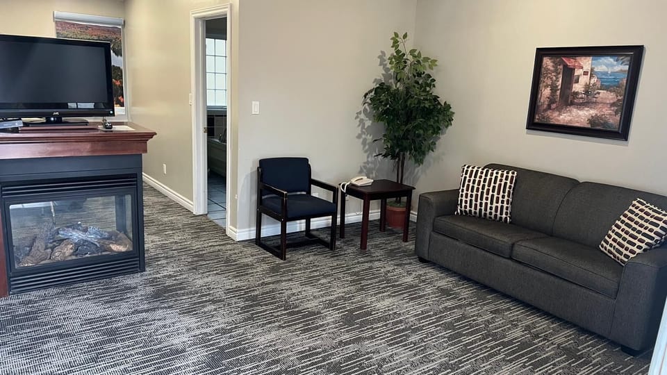 Luxury Suite, Lake View | Living area | TV