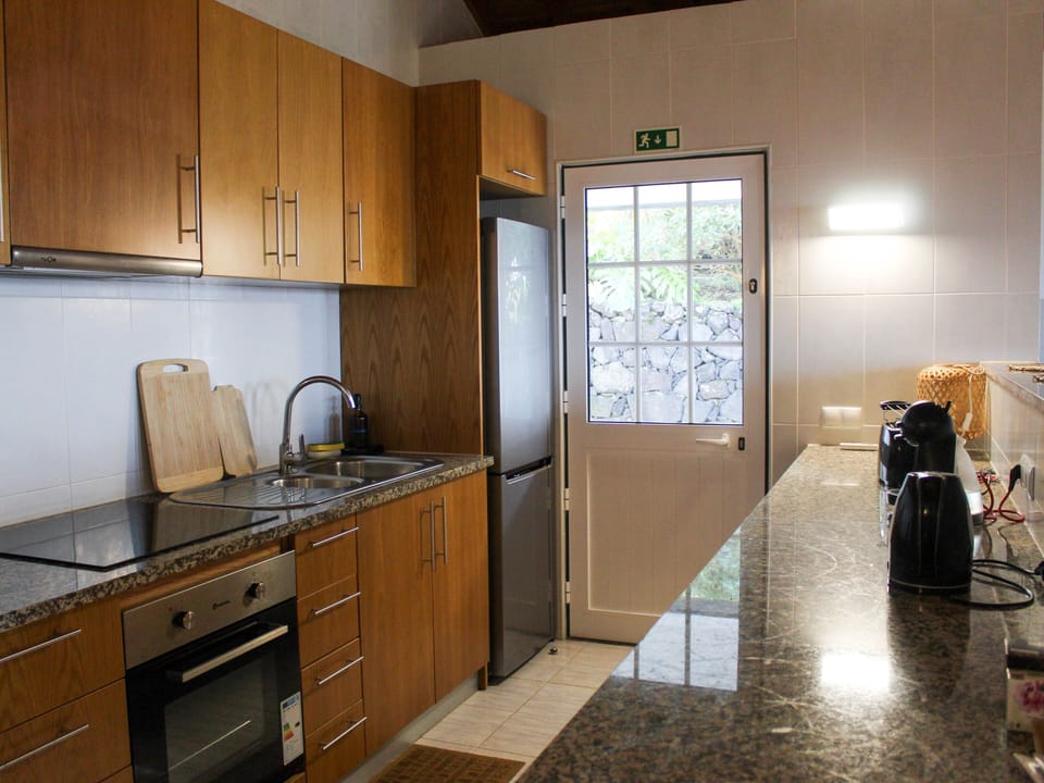 Espresso maker, electric kettle, toaster