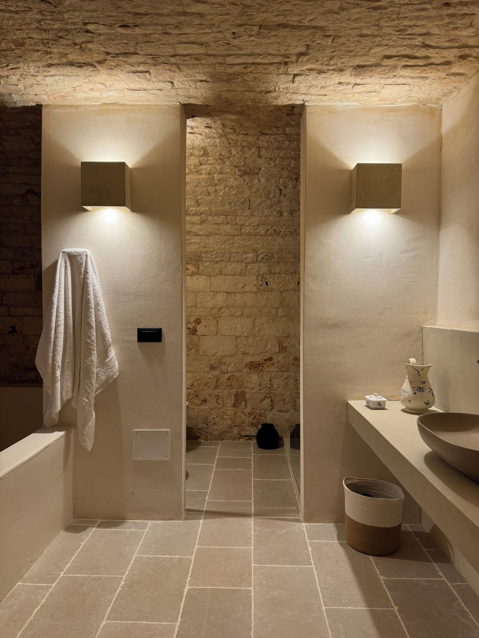Suite 1 Deluxe Double Room | Bathroom | Hair dryer, slippers, bidet, towels
