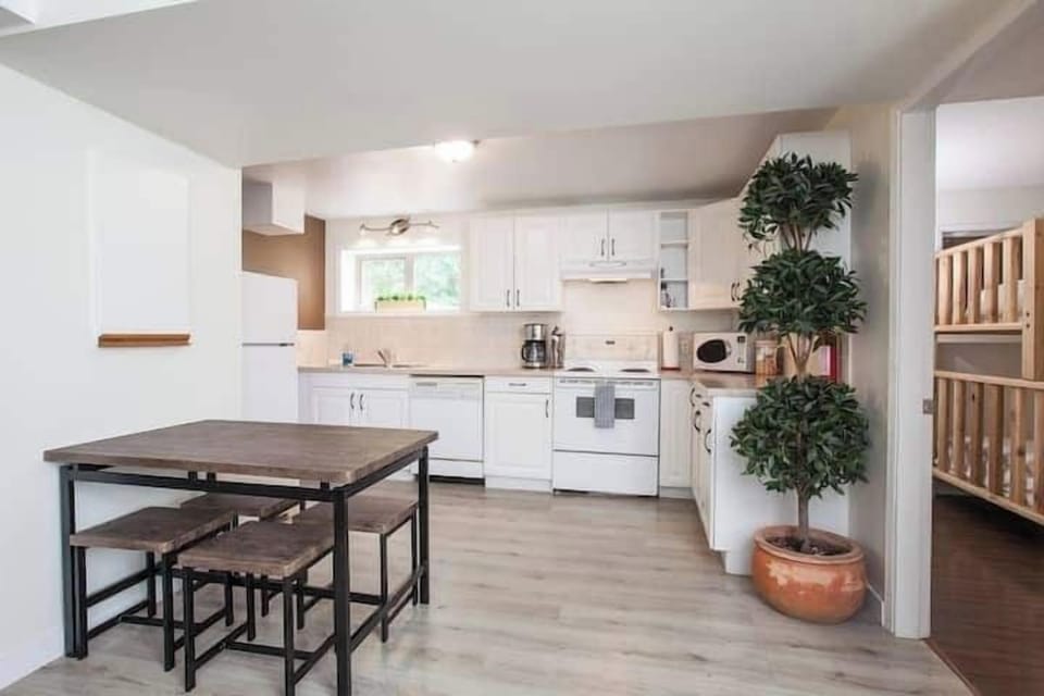 Family Suite, Multiple Beds, Kitchen, Mountain View | Private kitchen