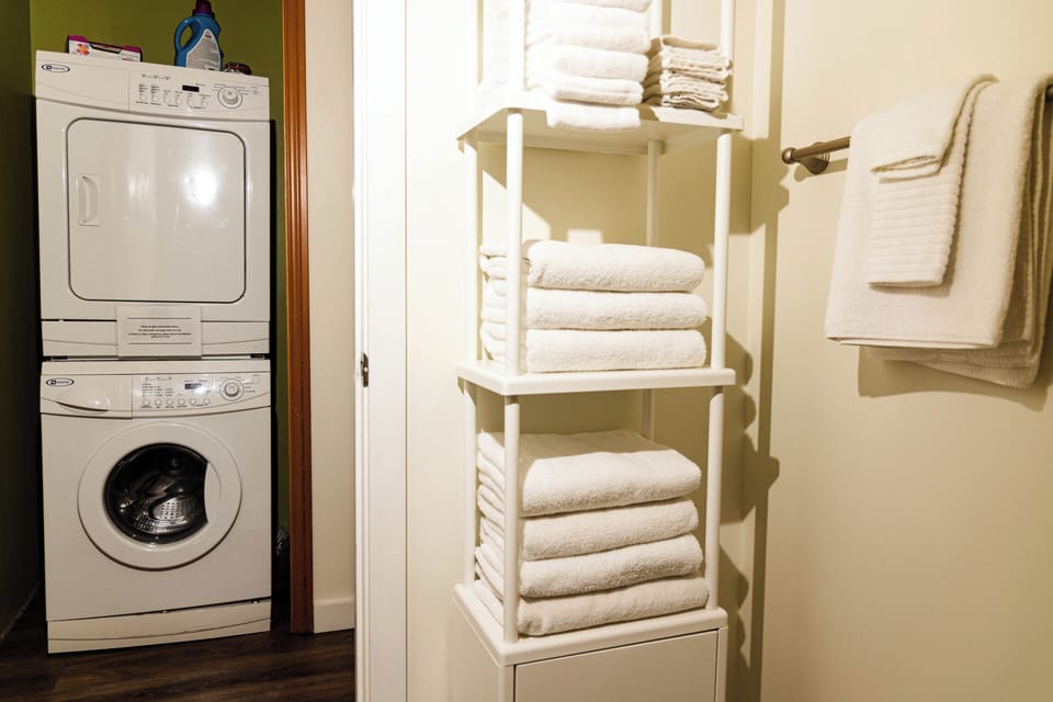 Family Suite, Multiple Beds, Kitchen, Mountain View | Laundry