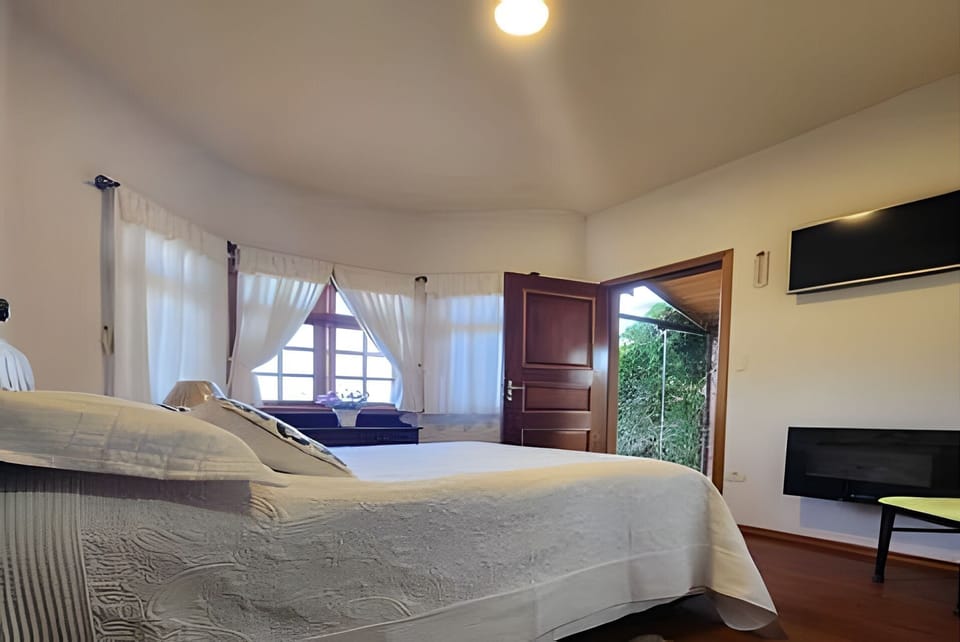Comfort Suite | Blackout drapes, soundproofing, iron/ironing board, free WiFi