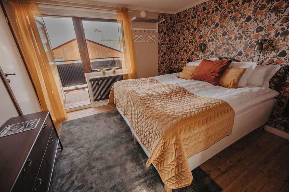 Double Room, Balcony, Lake View | Iron/ironing board (on request), WiFi (free), individually decorated