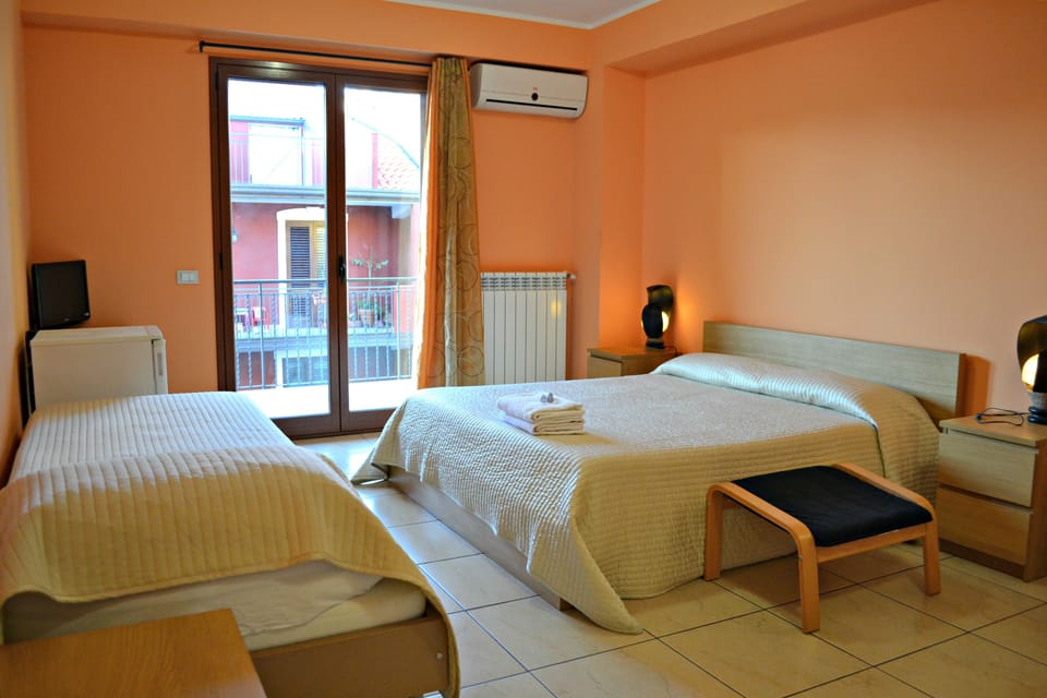 Triple Room | Desk, cribs/infant beds