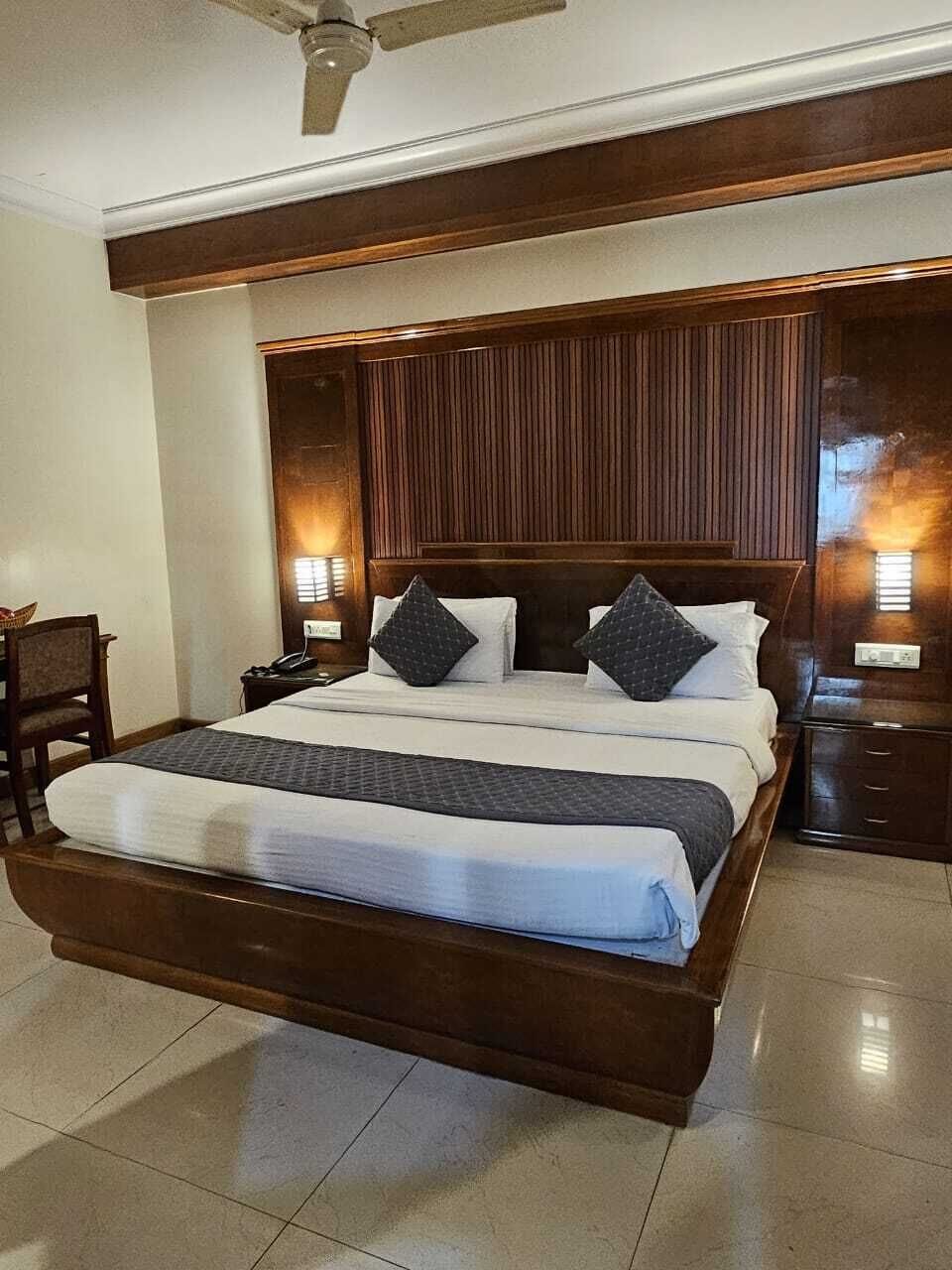 Vibe Vacation Family Room | Bathroom | Shower, free toiletries, hair dryer, towels