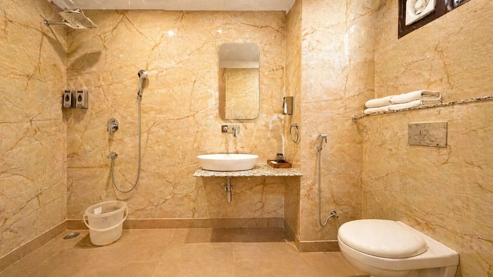Deluxe Room City View | Bathroom | Shower, free toiletries, hair dryer, slippers