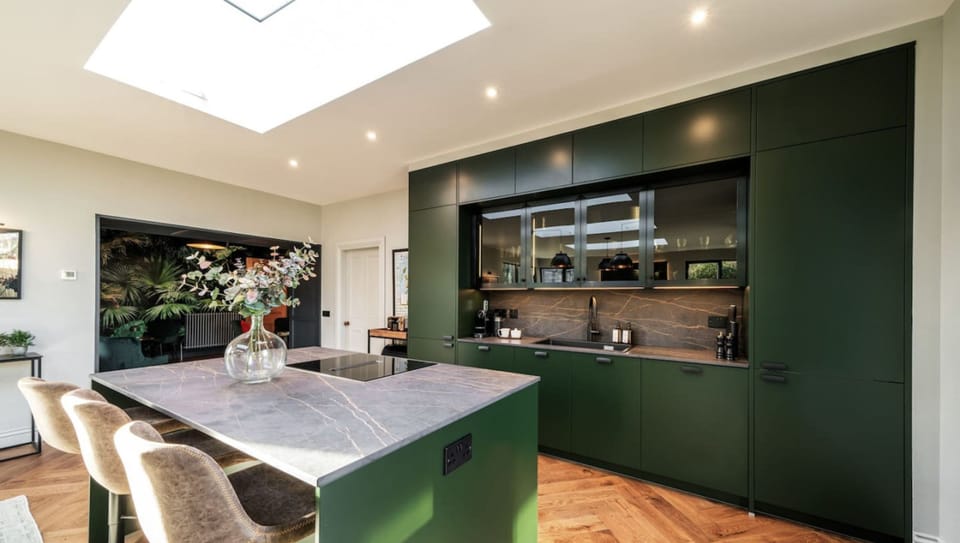 House | 5 bedrooms, desk