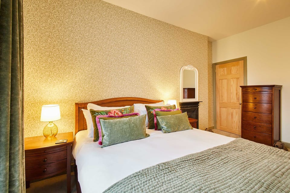 Host Stay Temple Terrace House in England
