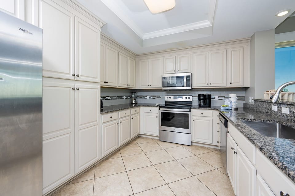 Condo, 4 Bedrooms | Private kitchen | Coffee/tea maker, fridge, oven