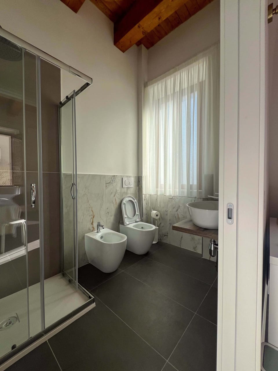 Deluxe Room, Balcony | Bathroom | Shower, hair dryer, bidet, towels