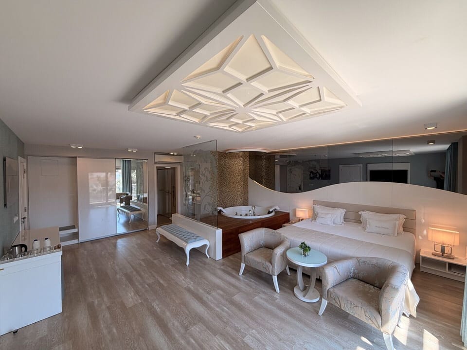 Luxury Suite | Memory foam beds, minibar, in-room safe, blackout drapes