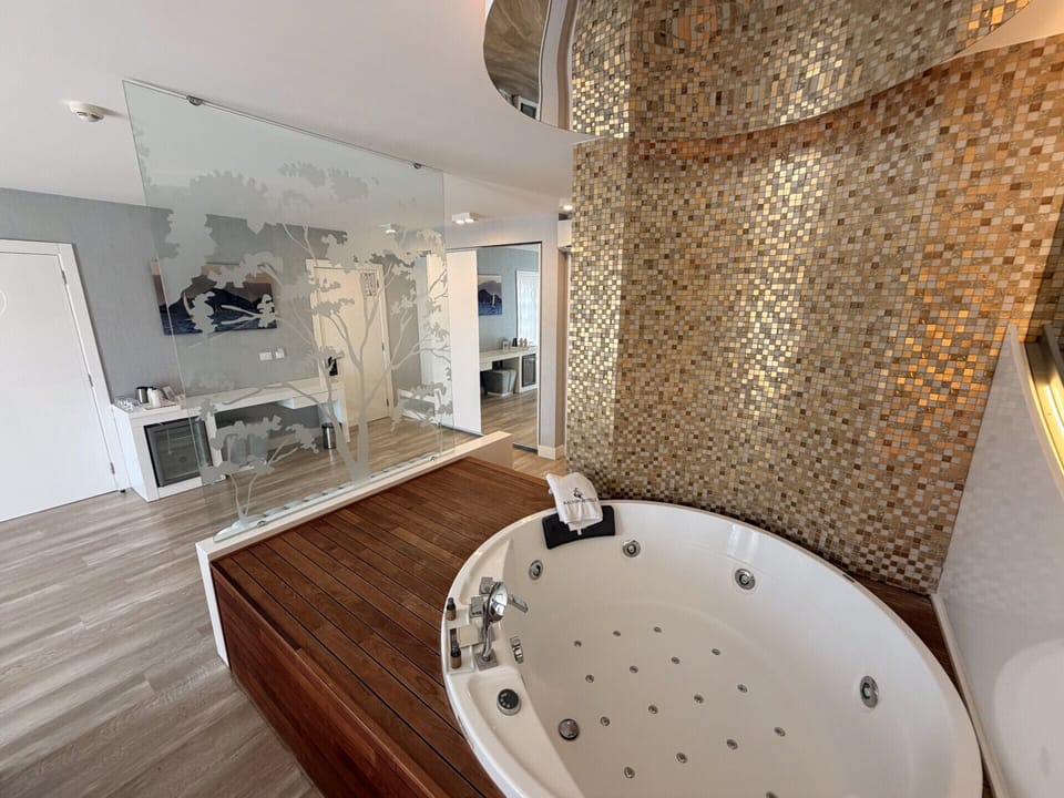 Luxury Suite | Memory foam beds, minibar, in-room safe, blackout drapes