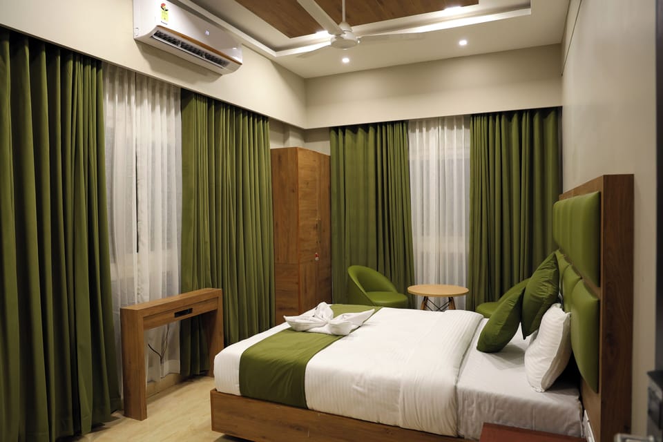 Deluxe Double Room | Desk, laptop workspace, iron/ironing board, free WiFi