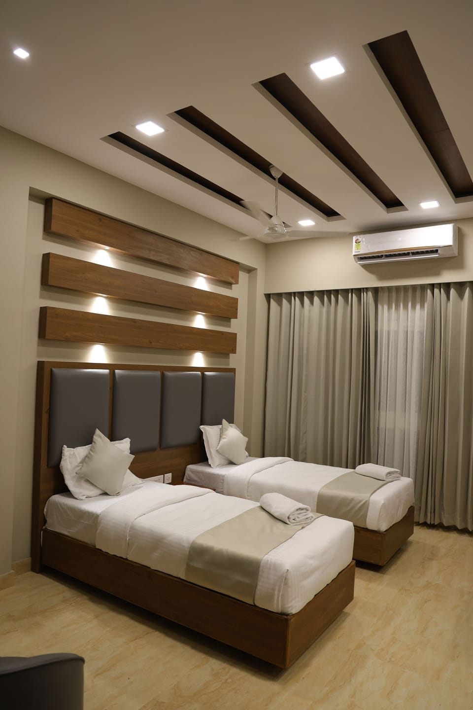 Deluxe Twin Room | Desk, laptop workspace, iron/ironing board, free WiFi