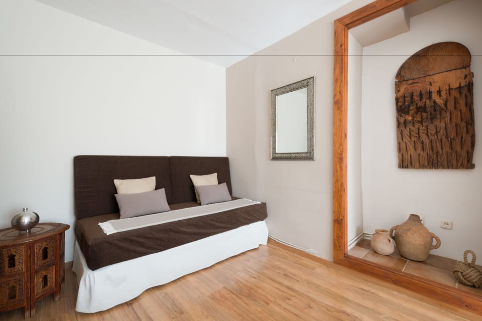 Deluxe Double Room, Private Bathroom, City View (Alhambra) | Down comforters, blackout drapes, iron/ironing board, free WiFi