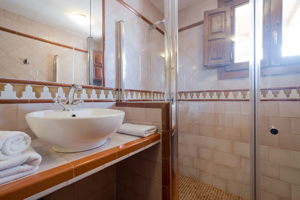 Deluxe Double Room, Private Bathroom, City View (Alhambra) | Bathroom shower