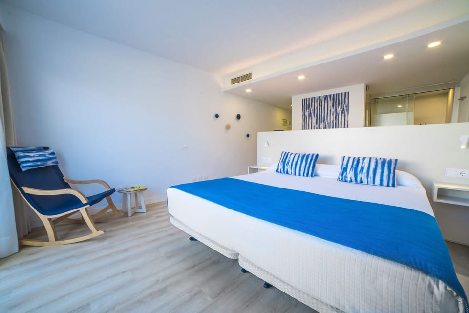 Desk, blackout drapes, free WiFi, bed sheets