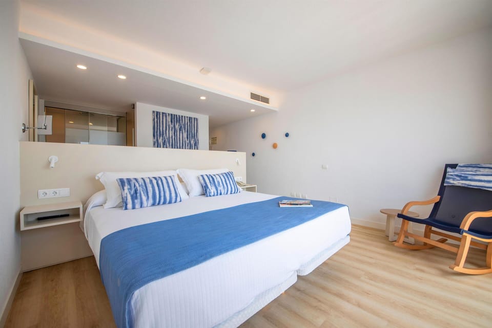 Desk, blackout drapes, free WiFi, bed sheets