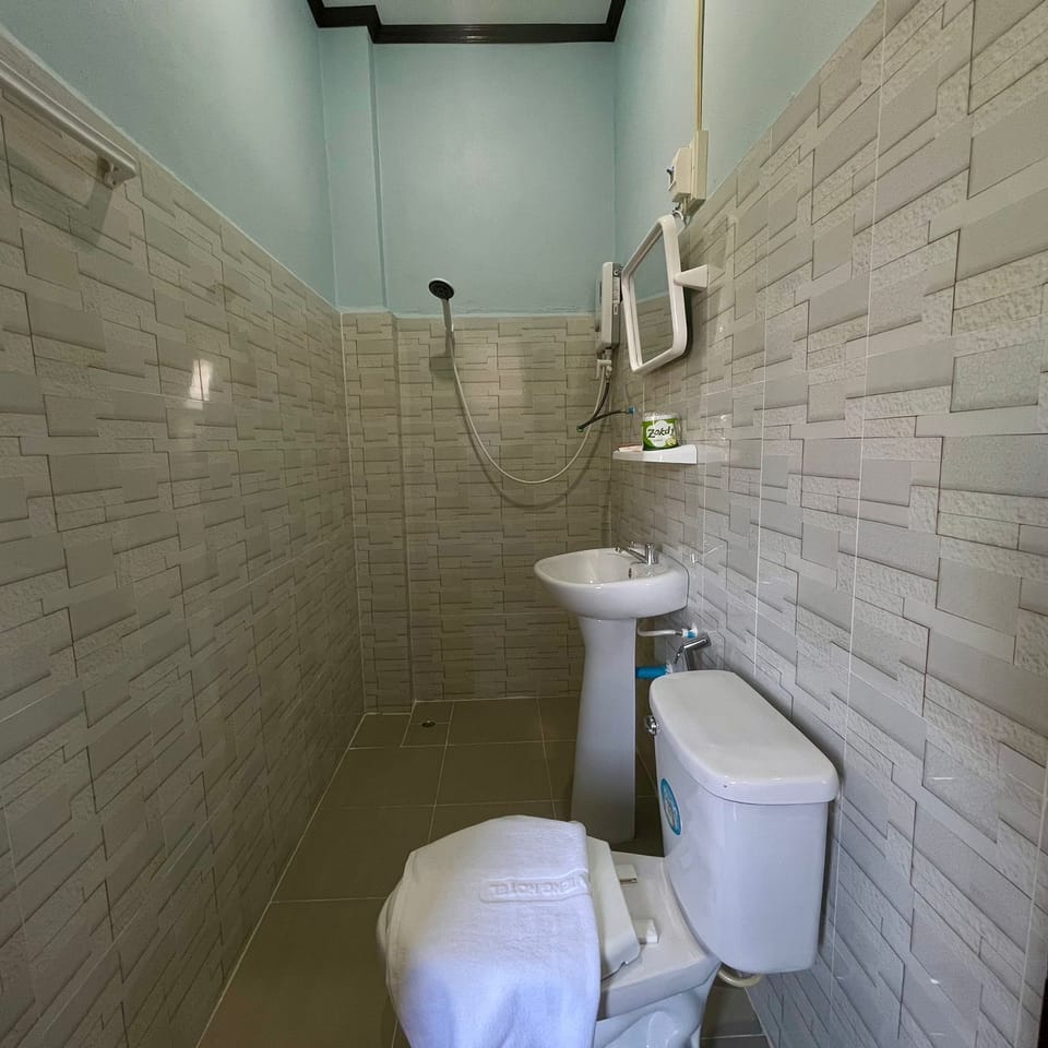 Classic Twin Room | Bathroom | Free toiletries, slippers, soap, shampoo