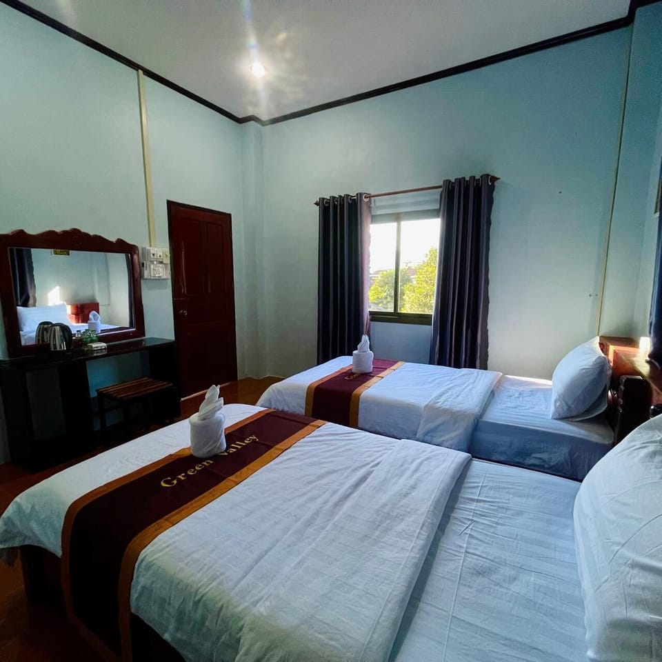 Classic Twin Room | Desk, laptop workspace