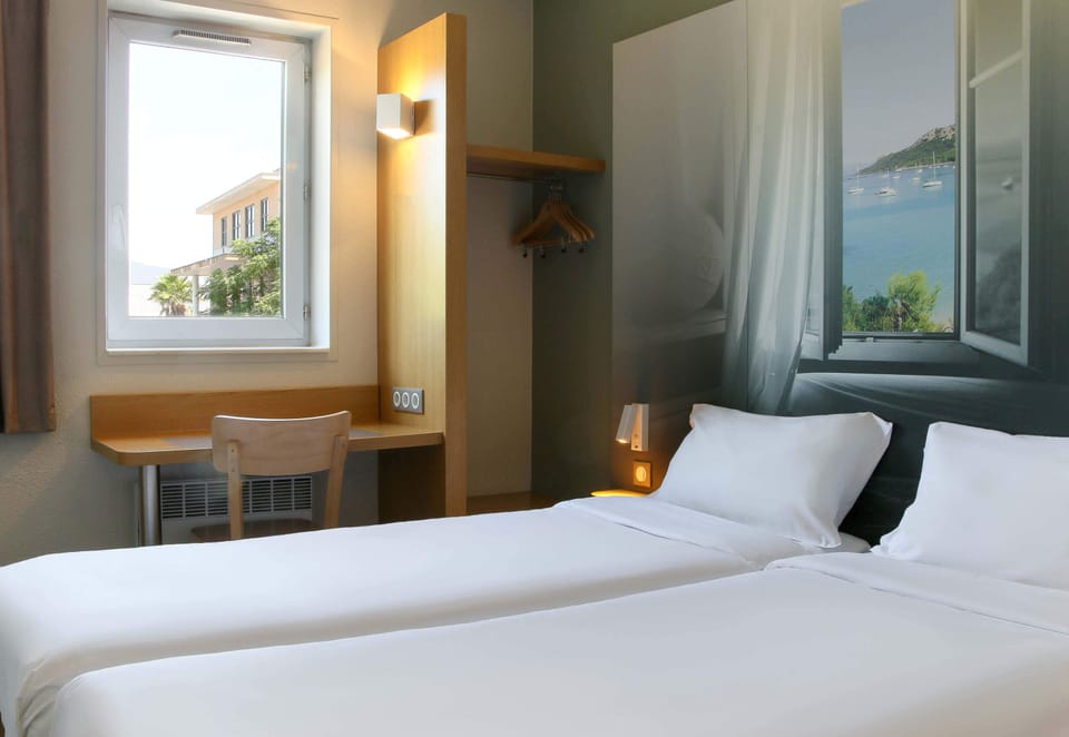 Twin Room, Non Smoking | Premium bedding, desk, soundproofing, free cribs/infant beds