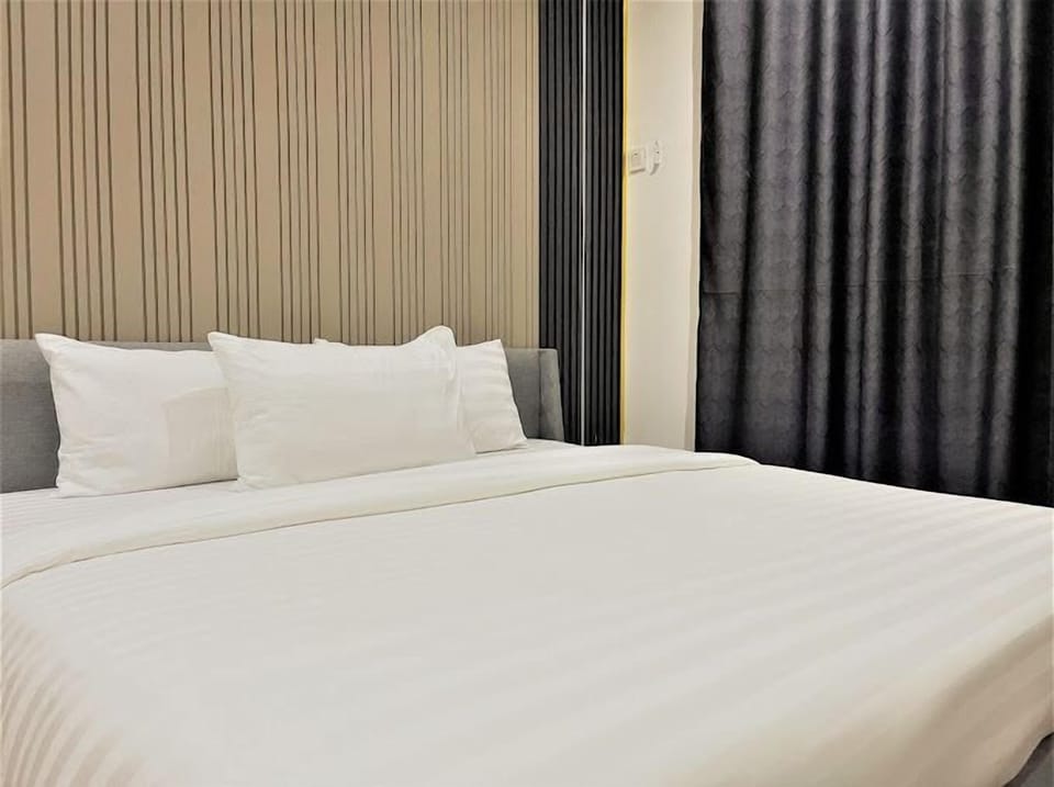 Deluxe Room, Balcony, City View | Desk, laptop workspace, free WiFi