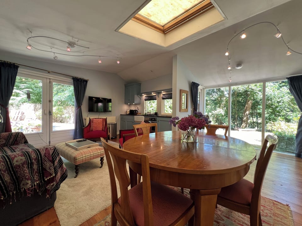 Comfort Apartment | Living area | 80-cm flat-screen TV with cable channels