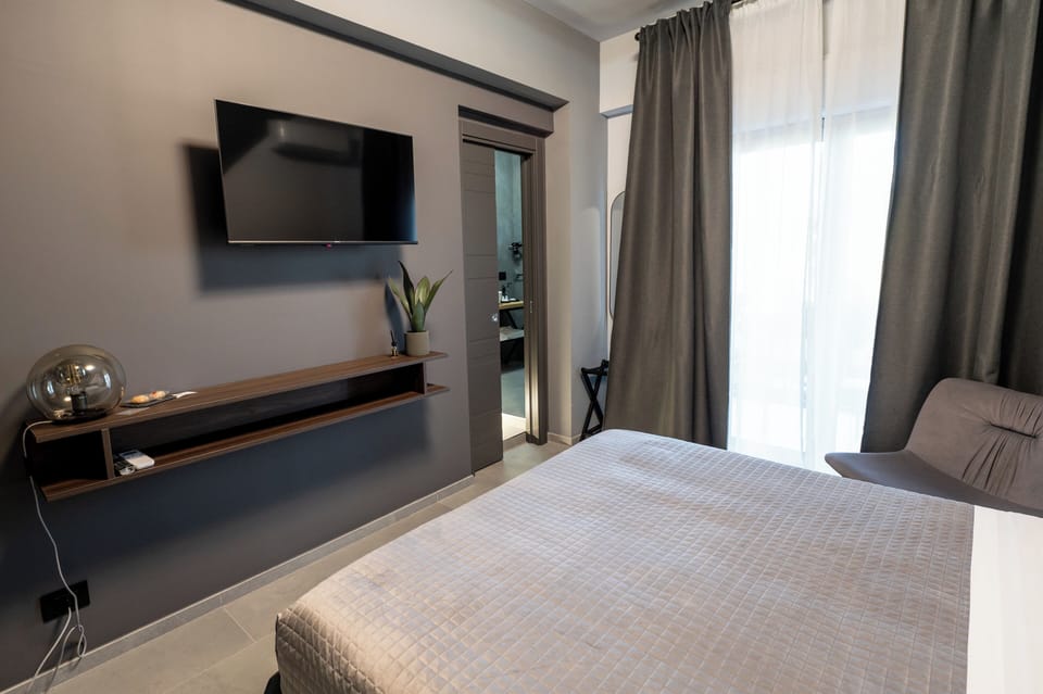 Comfort Room | Premium bedding, blackout drapes, iron/ironing board, free WiFi
