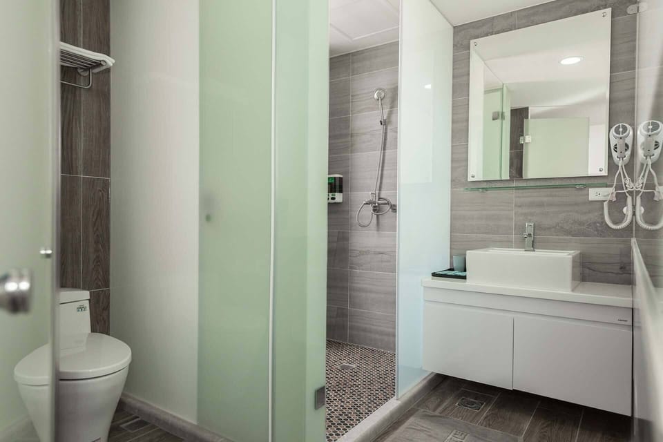 Romantic Double Room | Bathroom | Hair dryer, towels, shampoo, toilet paper