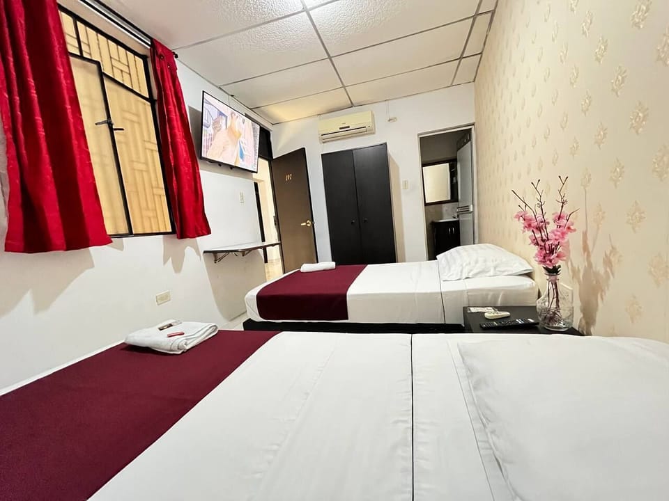 Standard Twin Room | Desk, laptop workspace, soundproofing, iron/ironing board