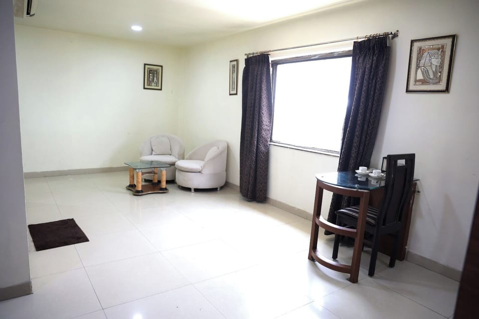 Superior Suite | Desk
