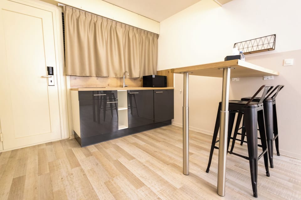 Family Studio Suite, Kitchenette | Private kitchenette | Highchair