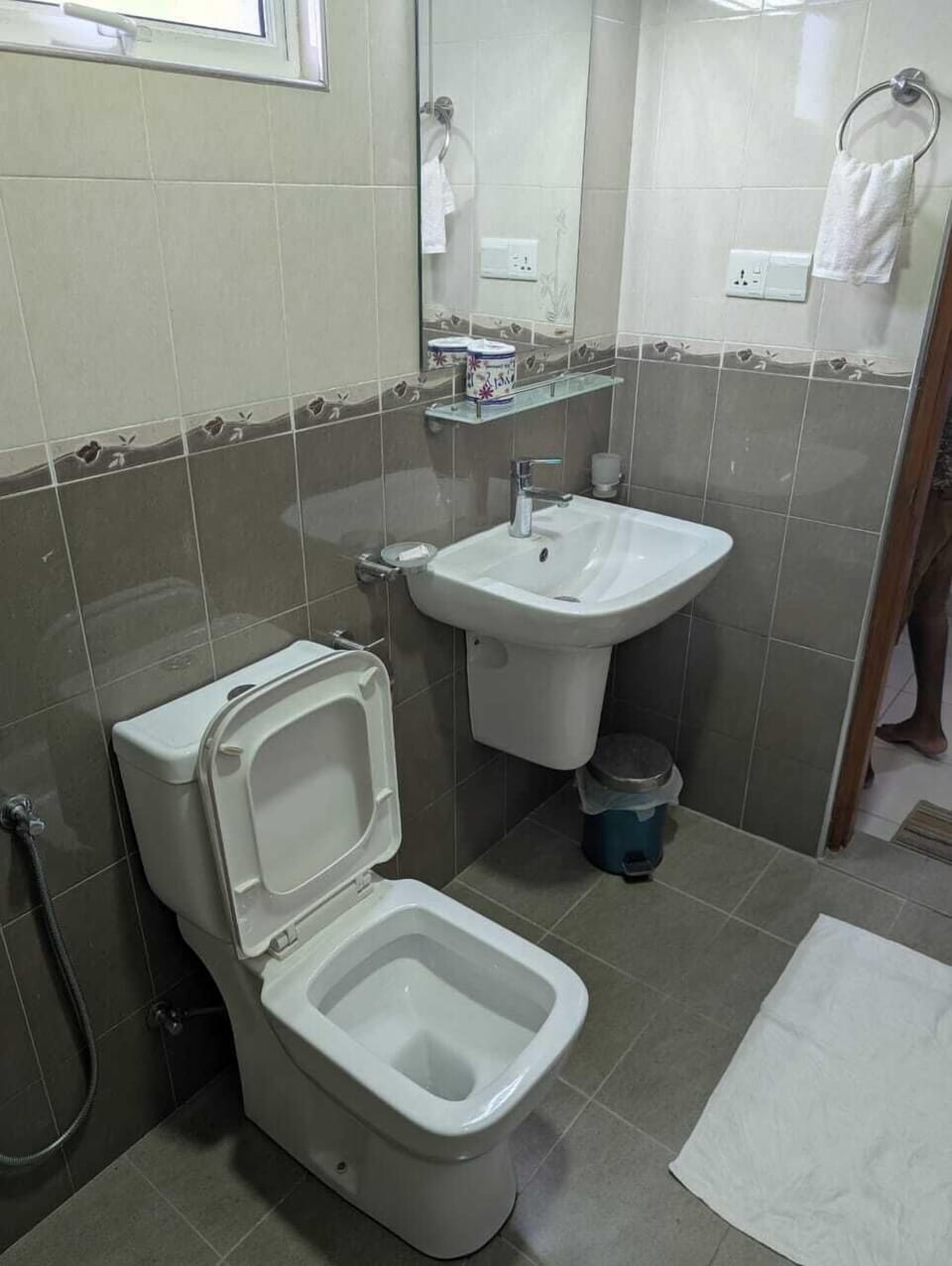 Deluxe Double Room, 1 Bedroom | Bathroom | Shower, bathrobes, bidet, towels