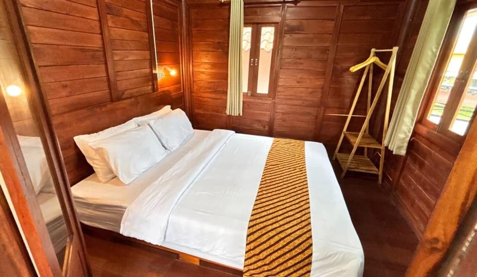 Classic Duplex, Mountain View | 1 bedroom, desk, free WiFi, bed sheets