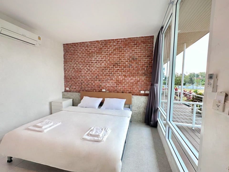 Standard Studio, Balcony | Desk, free WiFi