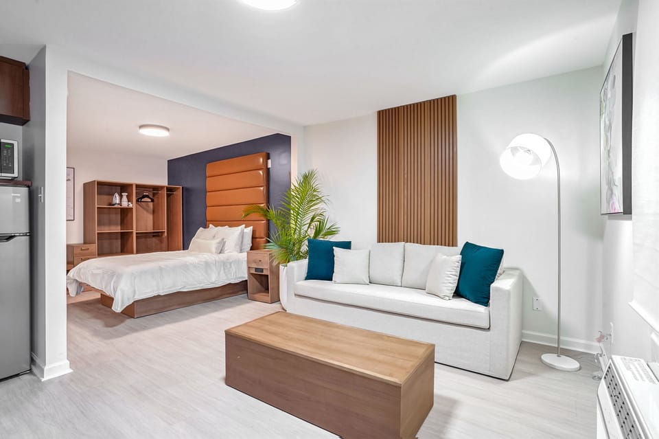 Deluxe Studio Suite | Premium bedding, desk, laptop workspace, free WiFi