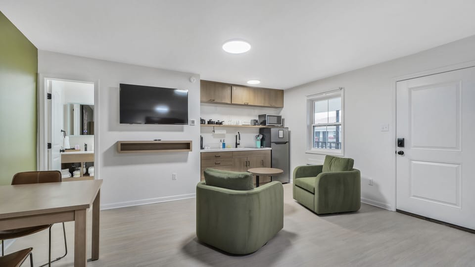 Studio | Premium bedding, desk, laptop workspace, free WiFi