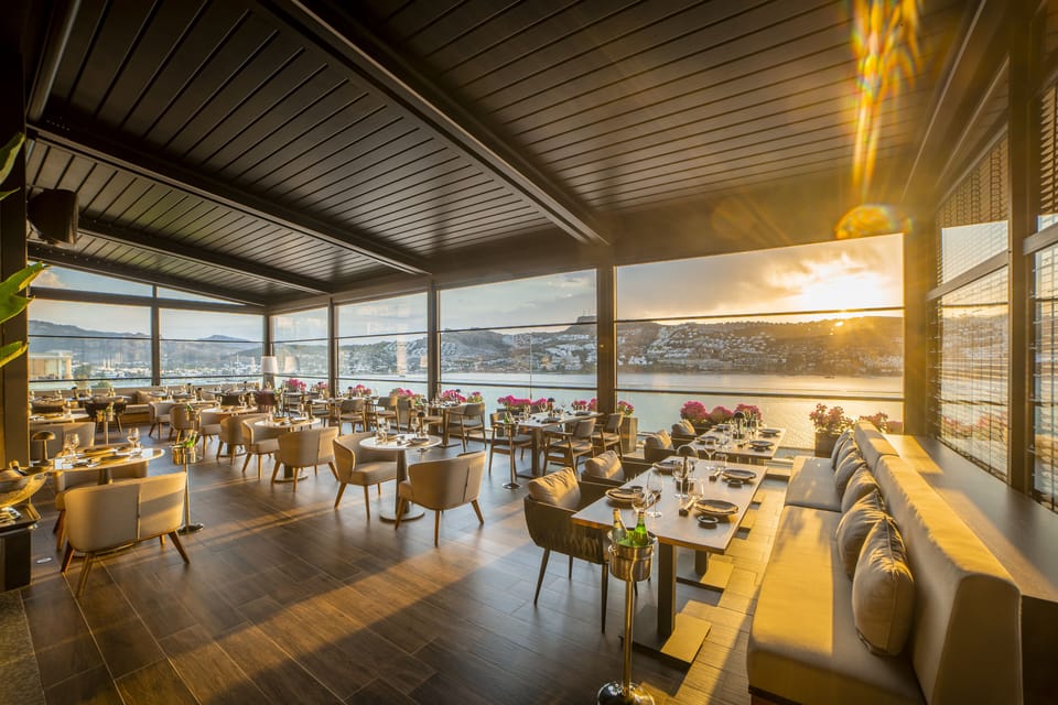 3 restaurants; breakfast, lunch, and dinner served
