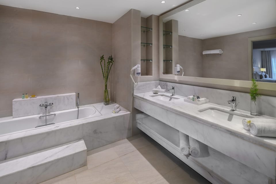 Suite, 1 Queen Bed, Pool View (Aquaviva Suite) | Bathroom | Shower, free toiletries, hair dryer (on request), slippers
