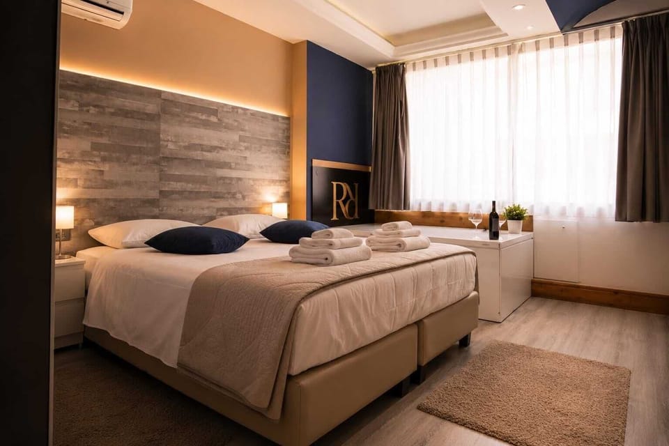 Deluxe Room | In-room safe, desk, blackout drapes, iron/ironing board