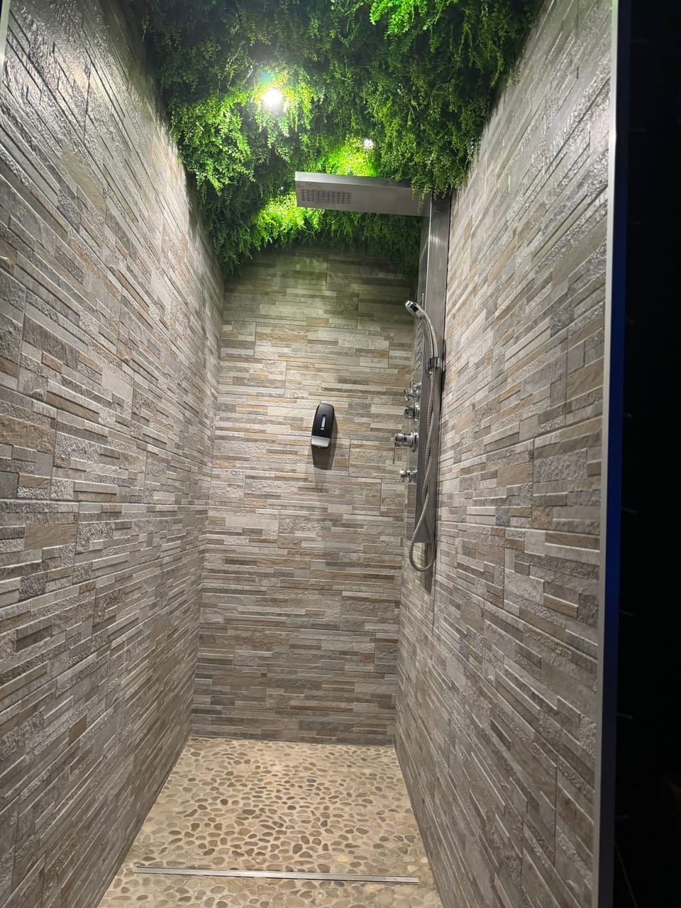 Royal Room, 1 Bedroom | Bathroom shower