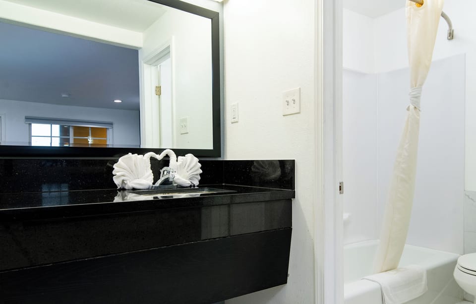 DELUXE WITH 2 QUEEN BEDS | Bathroom | Free toiletries, towels, soap, shampoo