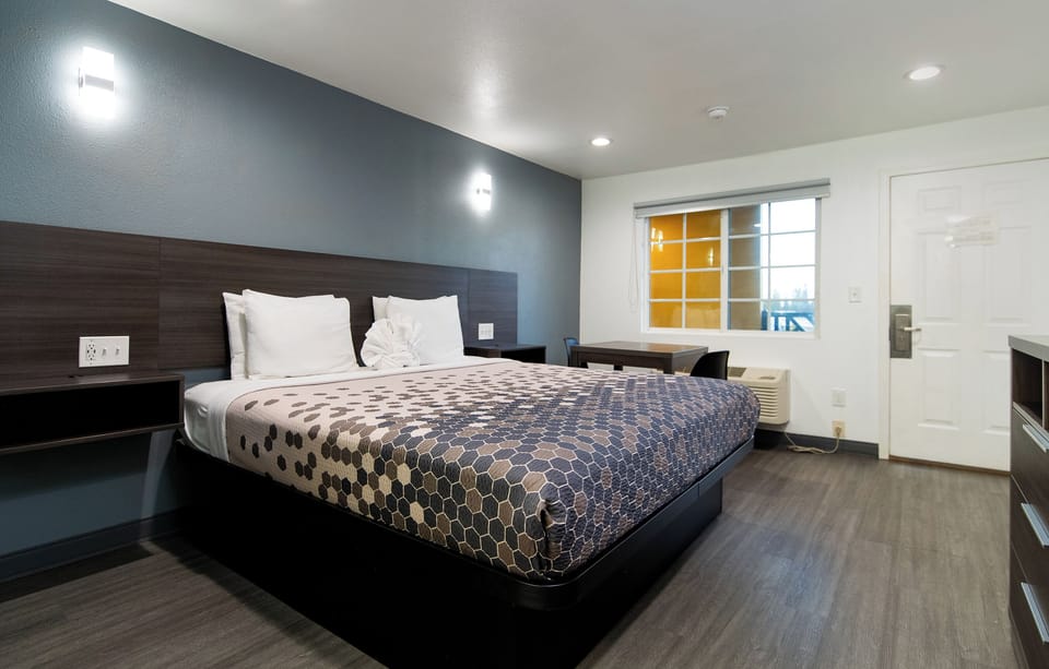 DELUXE KING ROOM | Desk, free WiFi, bed sheets