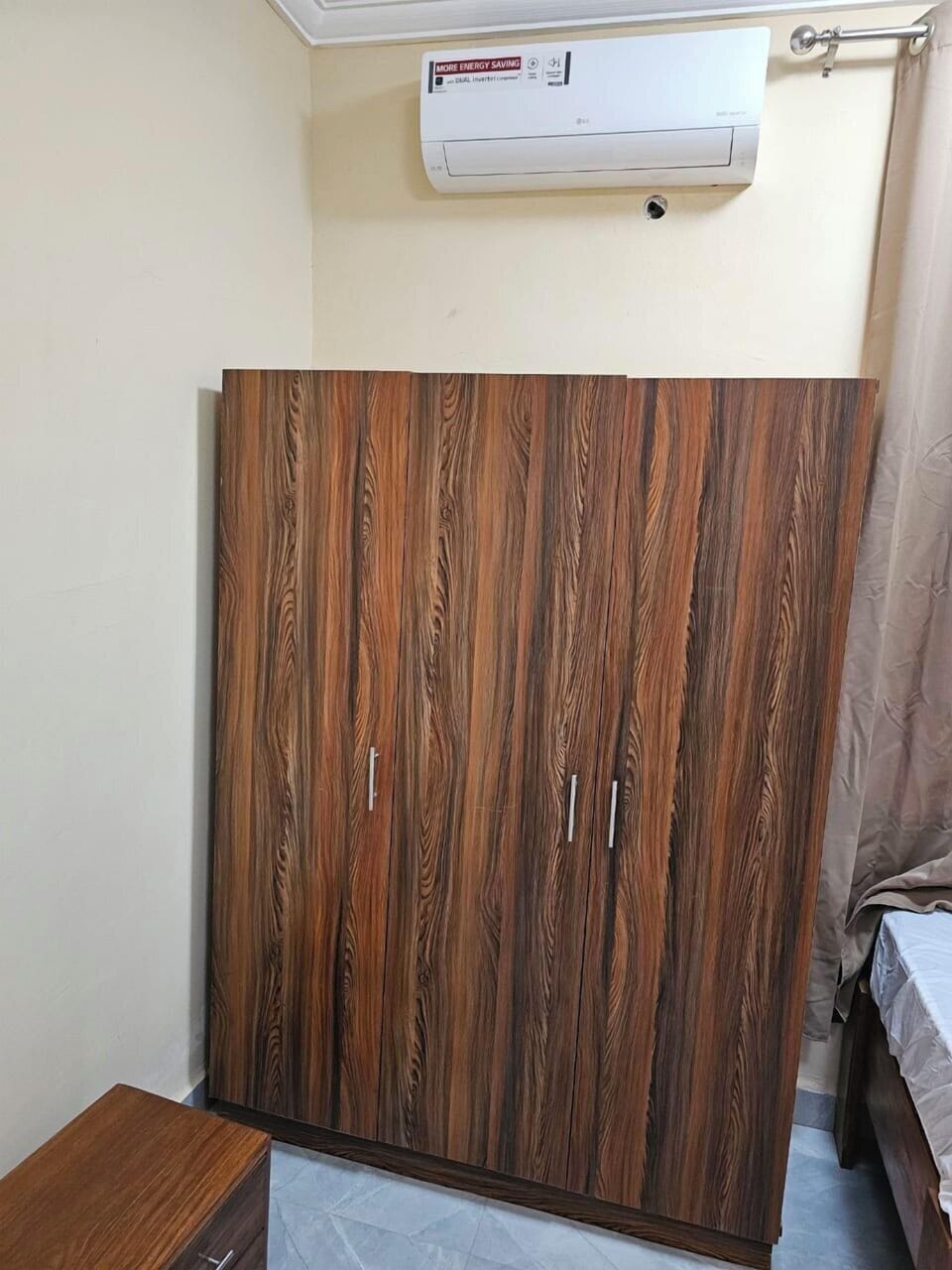 Laptop workspace, free WiFi, bed sheets